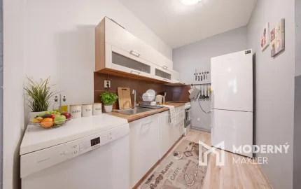 Na predaj priestranný 2-izbový byt s parkovaním v Hlohovci