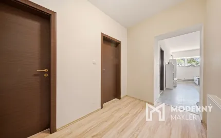 Na predaj priestranný 2-izbový byt s parkovaním v Hlohovci