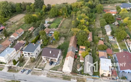 Na predaj rovinatý stavebný pozemok s potenciálom výstavby vo Vrábľoch – Horný Oháj