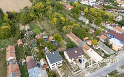 Na predaj rovinatý stavebný pozemok s potenciálom výstavby vo Vrábľoch – Horný Oháj