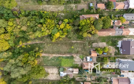 Na predaj rovinatý stavebný pozemok s potenciálom výstavby vo Vrábľoch – Horný Oháj