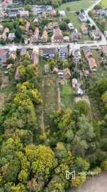 Na predaj rovinatý stavebný pozemok s potenciálom výstavby vo Vrábľoch – Horný Oháj