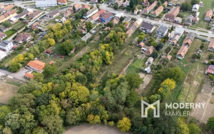 Na predaj rovinatý stavebný pozemok s potenciálom výstavby vo Vrábľoch – Horný Oháj