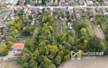 Na predaj rovinatý stavebný pozemok s potenciálom výstavby vo Vrábľoch – Horný Oháj