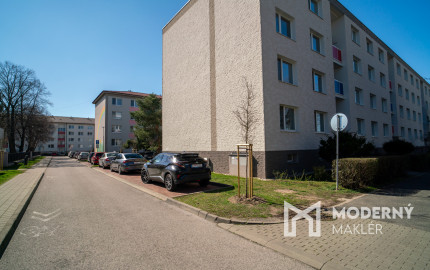 Na predaj kompletne zariadený 3-izbový byt v Malackách