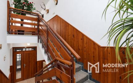 Na predaj priestranný 6-izbový rodinný dom s krytým bazénom a garážou v Šamoríne