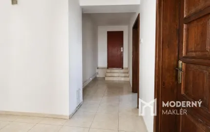 Na predaj priestranný 6-izbový rodinný dom po kompletnej rekonštrukcii v Skačanoch