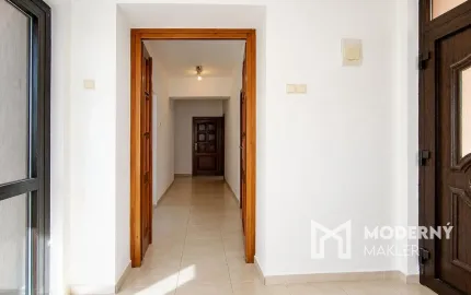 Na predaj priestranný 6-izbový rodinný dom po kompletnej rekonštrukcii v Skačanoch