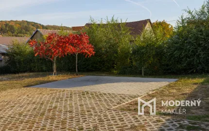Na predaj priestranný 4-izbový rodinný dom s veľkým pozemkom v Čižaticiach