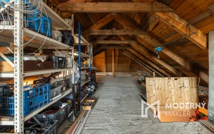 Na predaj priestranný 4-izbový rodinný dom s veľkým pozemkom v Čižaticiach