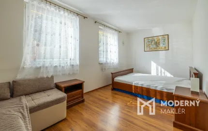 Na predaj priestranný 4-izbový rodinný dom s veľkým pozemkom v Čižaticiach