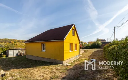 Na predaj priestranný 4-izbový rodinný dom s veľkým pozemkom v Čižaticiach