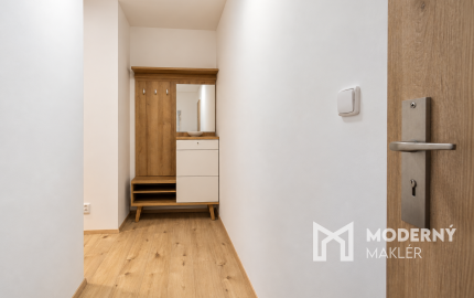 Na prenájom slnečný 2-izbový byt s balkónom a garážovým státím v Poprade – Merťuky