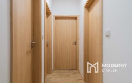 Na prenájom slnečný 2-izbový byt s balkónom a garážovým státím v Poprade – Merťuky