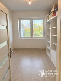 NA PREDAJ PRIESTRANNÝ 4-IZBOVÝ BYT SO ZÁHRADKOU V BLÍZKOSTI SENCA