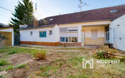 Na predaj priestranný rodinný dom s veľkým pozemkom v obci Dlhá nad Váhom