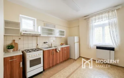 Na predaj priestranný rodinný dom s veľkým pozemkom v obci Dlhá nad Váhom