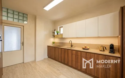 Na predaj priestranný rodinný dom s veľkým pozemkom v obci Dlhá nad Váhom