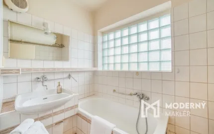 Na predaj priestranný rodinný dom s veľkým pozemkom v obci Dlhá nad Váhom