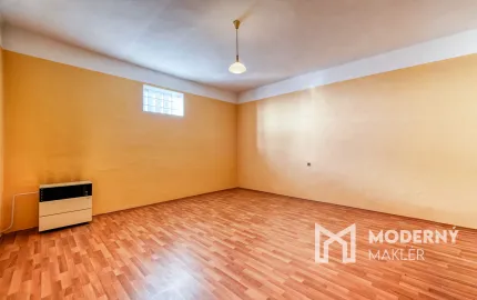 Na predaj priestranný rodinný dom s veľkým pozemkom v obci Dlhá nad Váhom