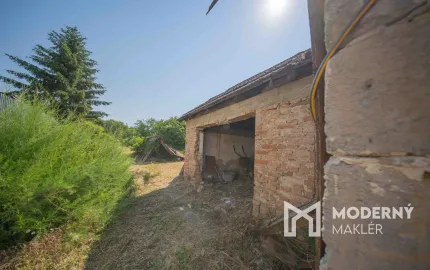 Na predaj pozemok so starým rodinným domom v centre obce Báhoň