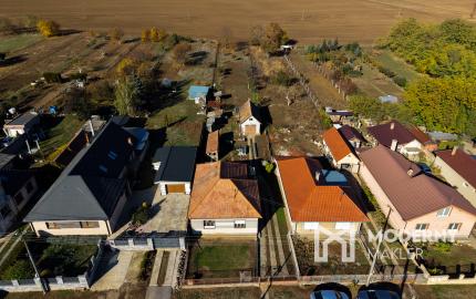 Na predaj priestranný 3-izbový rodinný dom s veľkým pozemkom v Čifároch