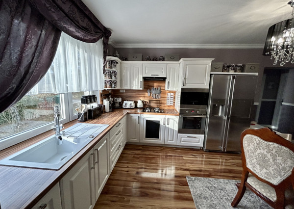 PREDANÝ! Nadštandardné bývanie v byte s vlastnou záhradou, garážou aj vonkajším parkovacím miestom