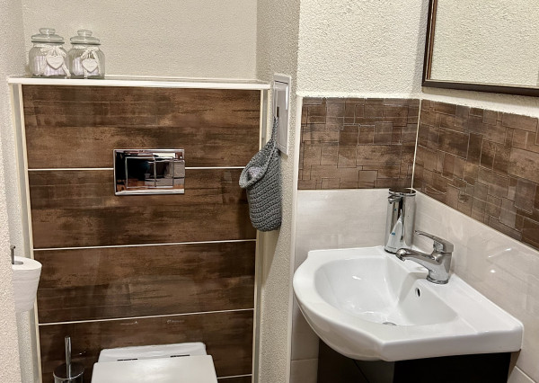 PREDANÝ! Nadštandardné bývanie v byte s vlastnou záhradou, garážou aj vonkajším parkovacím miestom