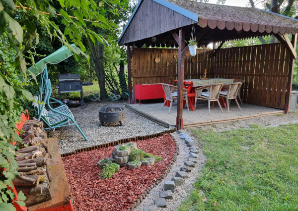 PREDANÝ! Nadštandardné bývanie v byte s vlastnou záhradou, garážou aj vonkajším parkovacím miestom