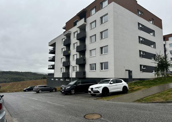 Predaj útulného zariadeného 3-izb. bytu s veľkou terasou