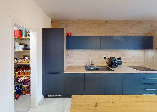 Predaj útulného zariadeného 3-izb. bytu s veľkou terasou