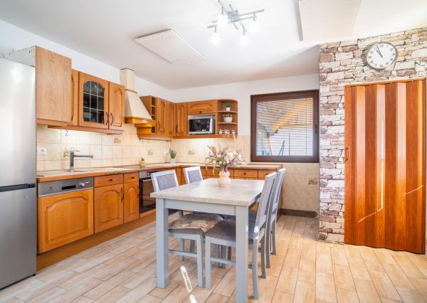 Na predaj záhradná chata vhodná na celoročné bývanie v obci Kuchyňa