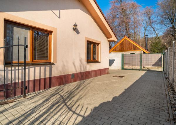 Na predaj záhradná chata vhodná na celoročné bývanie v obci Kuchyňa