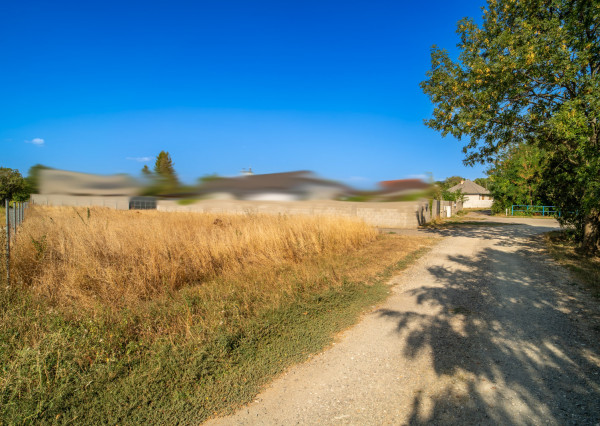 Na predaj slnečný pozemok neďaleko Malaciek vhodný na výstavbu rodinného domu