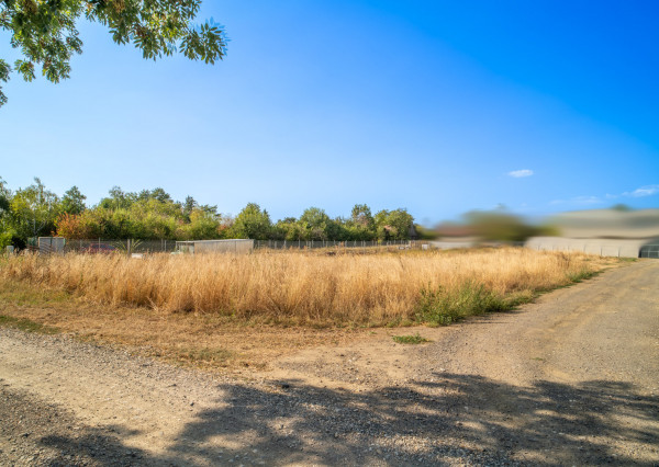 Na predaj slnečný pozemok neďaleko Malaciek vhodný na výstavbu rodinného domu