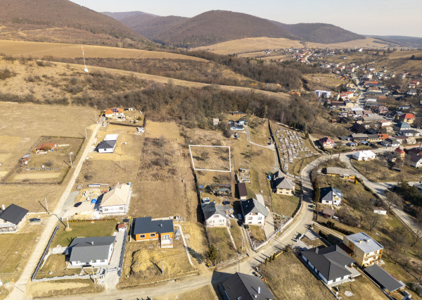 Na predaj veľkorysý pozemok v obci Šarišské Sokolovce