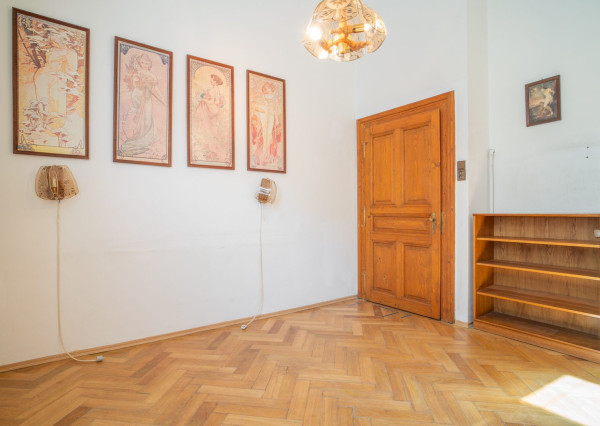 Na predaj priestranný 2,5-izbový byt v historickej budove Starého Mesta