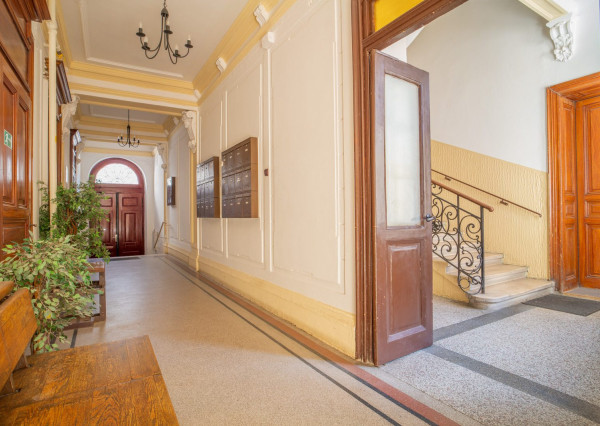 Na predaj priestranný 2,5-izbový byt v historickej budove Starého Mesta