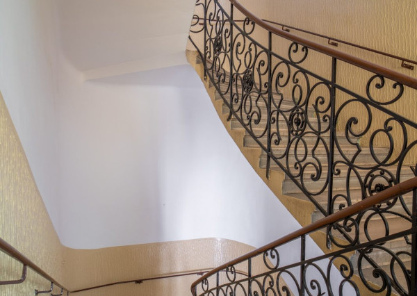 Na predaj priestranný 2,5-izbový byt v historickej budove Starého Mesta