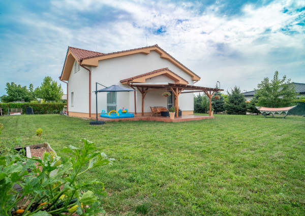 Na predaj príjemný 4-izbový rodinný dom v Lehniciach