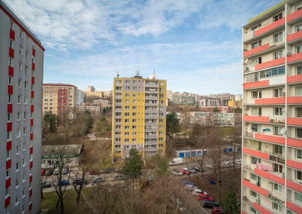 Na predaj dobre dispozične riešený 3-izbový byt vo vyhľadávanej lokalite Karlovej Vsi