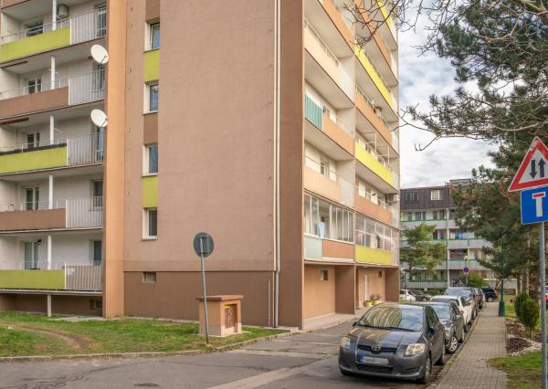 Na predaj dobre dispozične riešený 3-izbový byt vo vyhľadávanej lokalite Karlovej Vsi