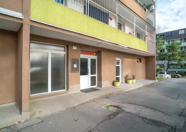 Na predaj dobre dispozične riešený 3-izbový byt vo vyhľadávanej lokalite Karlovej Vsi