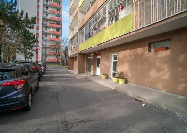 Na predaj dobre dispozične riešený 3-izbový byt vo vyhľadávanej lokalite Karlovej Vsi