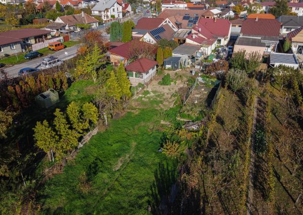 Na predaj pozemok s investičným potenciálom v Hrnčiarovciach nad Parnou