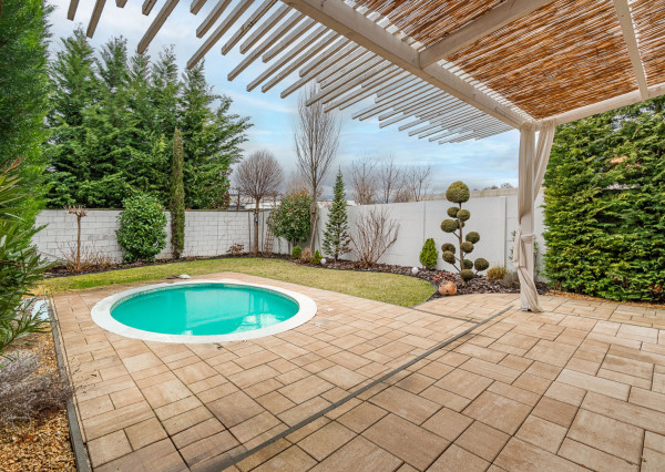 Na predaj štýlová 3-izbová časť dvojdomu v pokojnej časti obce Rovinka