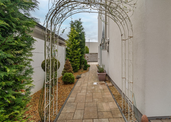 Na predaj štýlová 3-izbová časť dvojdomu v pokojnej časti obce Rovinka