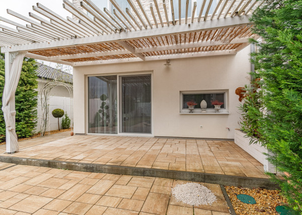 Na predaj štýlová 3-izbová časť dvojdomu v pokojnej časti obce Rovinka