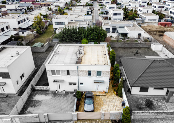 Na predaj štýlová 3-izbová časť dvojdomu v pokojnej časti obce Rovinka