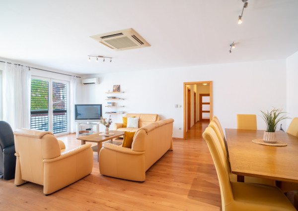 Na predaj nadštandardný 4-izbový byt s garážovým parkovacím státím v Starom Meste